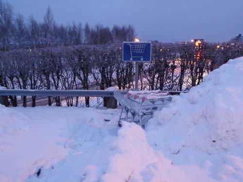 Här blir det inte lätt för den som vill låna en kundvagn!