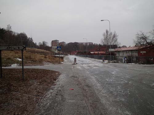 Här går man eller herr går man? Kön och hudfärg på vägskyltar är känsliga saker, det går aldrig att få det rätt! Bäst är att ta bort alla skyltar omedelbart - men var skulle cacherna då sitta?