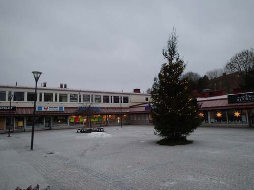 Radiotorget har sin egen gran, undrar om det finns en sändare där inne...