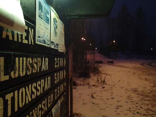 Vid informationstavlan fanns ett efterlängtat litet tak jag kunde gömma mig under för att slippa regnet en stund.