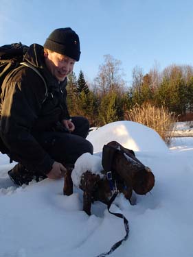 Vad gör TMR68 med handen i hundens bak....?