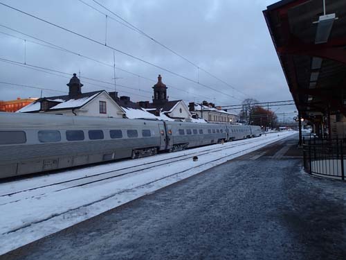 På plats på perrong 3 i väntan på Göteborgståget.