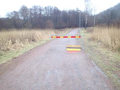 Vägen var avspärrad! Mycket märklig, det verkade ju inte vara något fel på vägen! (Fotot är taget på tillbakavägen för att få bättre ljus, inte heller då var det något fel på vägen!)