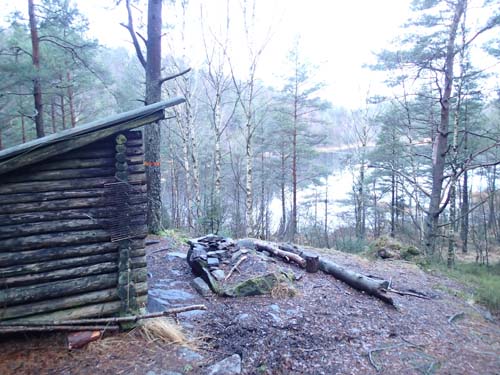 Detta vindskydd med tillhörande cache låg utmed en sträcka av Bohusleden, men den skulle jag snart lämna igen.