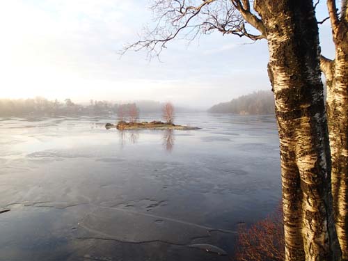 Där ute finns en burk, så nära men ändå så långt bort! Hoppas nu att det blir rejält kallt och ingen snö, då kan det gå att plocka den cachen!