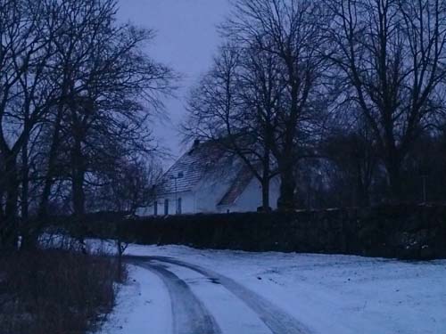 Tuve kyrka och järnåldergravfältet på höjden ovan är ett spännande område att passera på väg mot en cache!