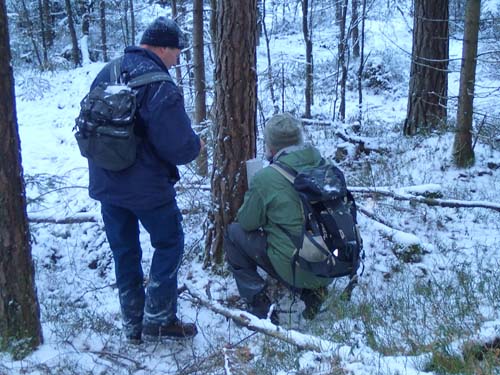 Här pågår ett intensivt arbete med en burk som avvek något i sitt utförande...