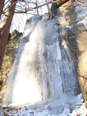 Det fanns en del is utmed berget!