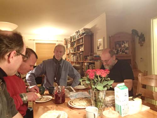 Här äts det för fullt! Sedan kom datorer och paddor fram, vad är det som kokas ihop vid detta bord?