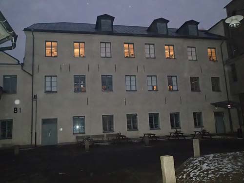 Mitt inne i Gamlestadens fabrikers området reser sig detta 1700-tals hus! Det var ursprungligen en del av Sahlgrens stora sockerbruk.