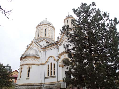 Kyrkan var den mest välvårdade av de byggnader vi såg under besöket!