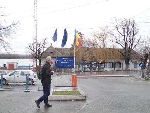 Åter dags att visa passet och gå ombord på färjan.