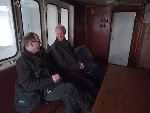 Två mycket nöjda passagerare vilar ut på färjan tillbaka till Bulgarien.