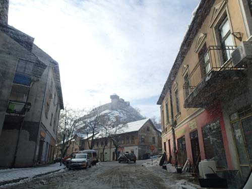 Borgen reser sig över orten!