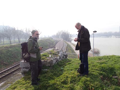 Här står nöjda burkletare nära floden och de yttre försvarsverken.