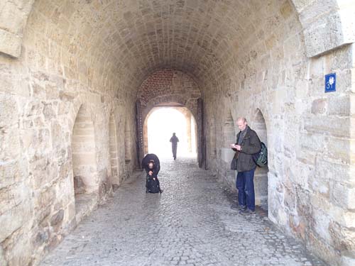 Cacher kan finnas i porten.