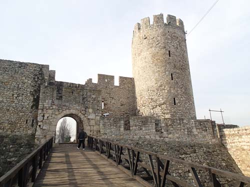 En port in i borgen från 1400-talet. Imponerande.