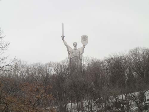 Över oss vakade monumentet över det stora fosterländska kriget.
