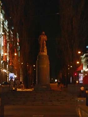 Lenin vakar ännu över gatan och dess mystar!