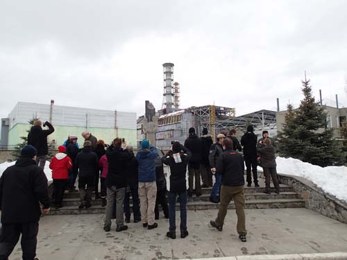 Samling vid monumentet.