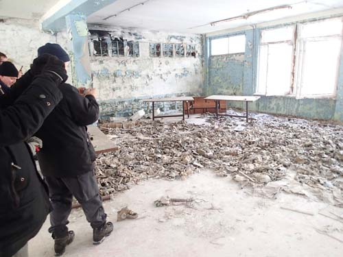 Gasmasker i mängd inne i matsalen.