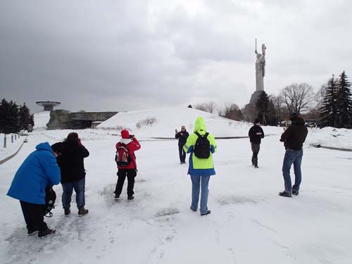 Här kämpar alla med att ta en bild framför jättestatyn för att kunna logga den virtuella cachen.