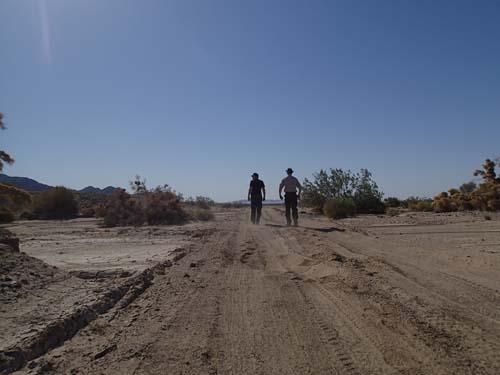 Vägen inspekteras, här gick det inte att fortsätta med en "vanlig bil".