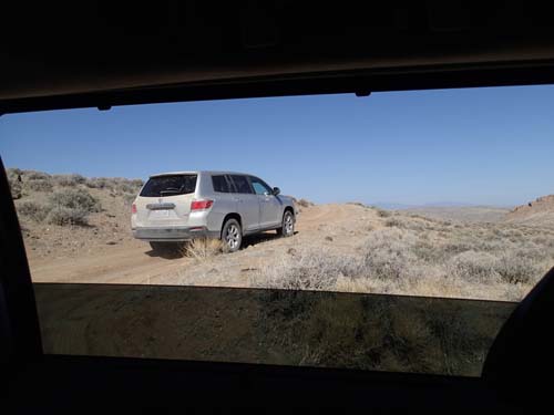 Här kunde våra "förföljare" köra om, och det var med rejäl fart de försvann på vägen - eller snarare den traktorspårsliknande stigen...