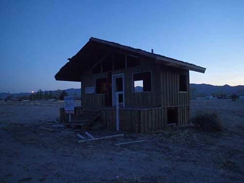 Ett övergivet hus med en cache som vi faktiskt lyckades att hitta under kvällen.