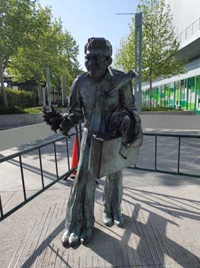 En märklig man, många tår och många fingrar hade han...