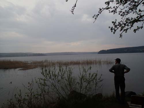 Ingabo begrundar dagens burkjakt allt medan ett stilla regn började falla över sjön.