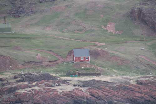 Det rekonstruerade långhuset och kyrkan syntes tydligt i teleobjektivet från fartyget.