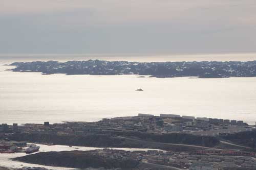 Till vänster i bild ligger MS Fram och ute på vattnet närmar sig den danska flottan.