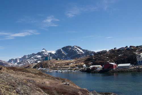 Ortens inramning är otroligt vacker, snötäckta berg och ett iskallt hav.