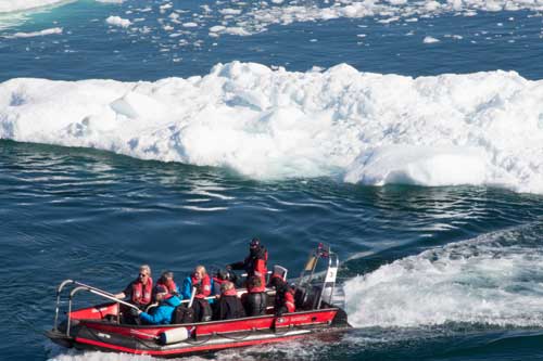 Besättning och passagerare från MS Fram var rustade på ett annat sätt än Inuiterna...