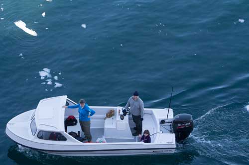 Spännande att titta på den stora båten tyckte barnen.