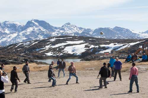 Misshandel av värnlöst sfäriskt djur pågår. Kan någon förstå varför man agerar så här brutalt och hänsynslöst.