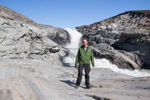 Hallén gör inte som man säger till honom han gör som han vill!