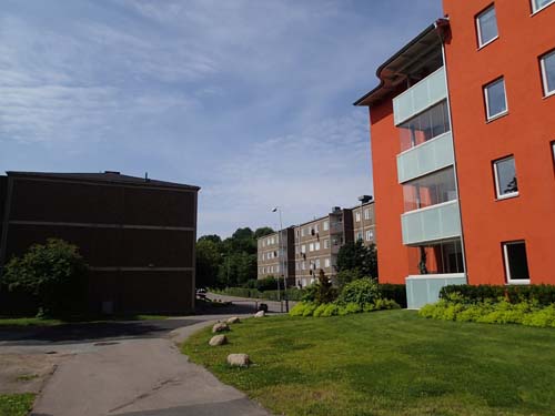 Det görs försök att lyfta de grå betongförorterna med att bygga om husen och ge dem färg!