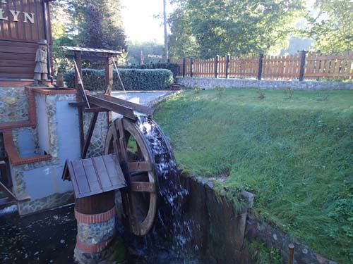 Kvarnhjul nära det lokala näringsstället.