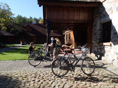 Alla geobikes samlade på en plats, men endast en jägare hade tagit med hårt skal till skallen.