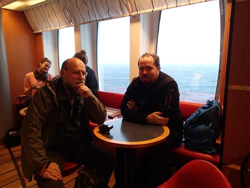 Två förväntansfulla burkjägare smider planer...