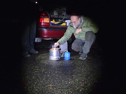 Kocken Ingabo är i farten bland grytorna.