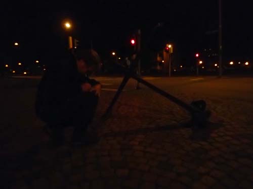 I nattens mörker loggas en burk.