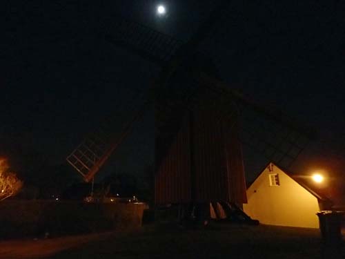 Under kvarnen försöker två mystiska individer likvidera mostret genomom att sprätta upp buken....