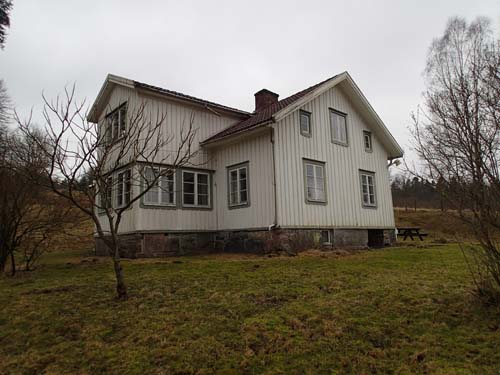 Björsjöås moderna hus, den äldre gården som ligger innanför är mycket sevärd.