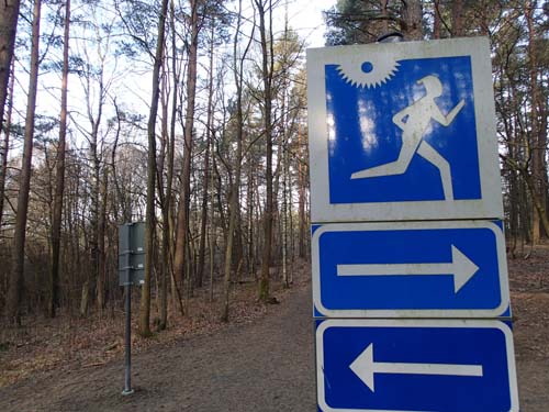 Hur skall man tolka detta? Jo, jag tror att skylten betyder att joggare skall springa till höger och vänster om solen skiner!