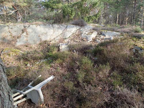 Undrar varför dessa stolar ligger ute i skogen.
