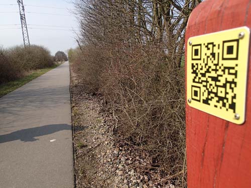 Är den en Munzee..? Nej, bara modern information utmed banvallen!