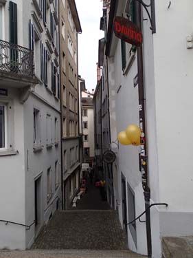 En gränd i den medeltida stadsdelen.